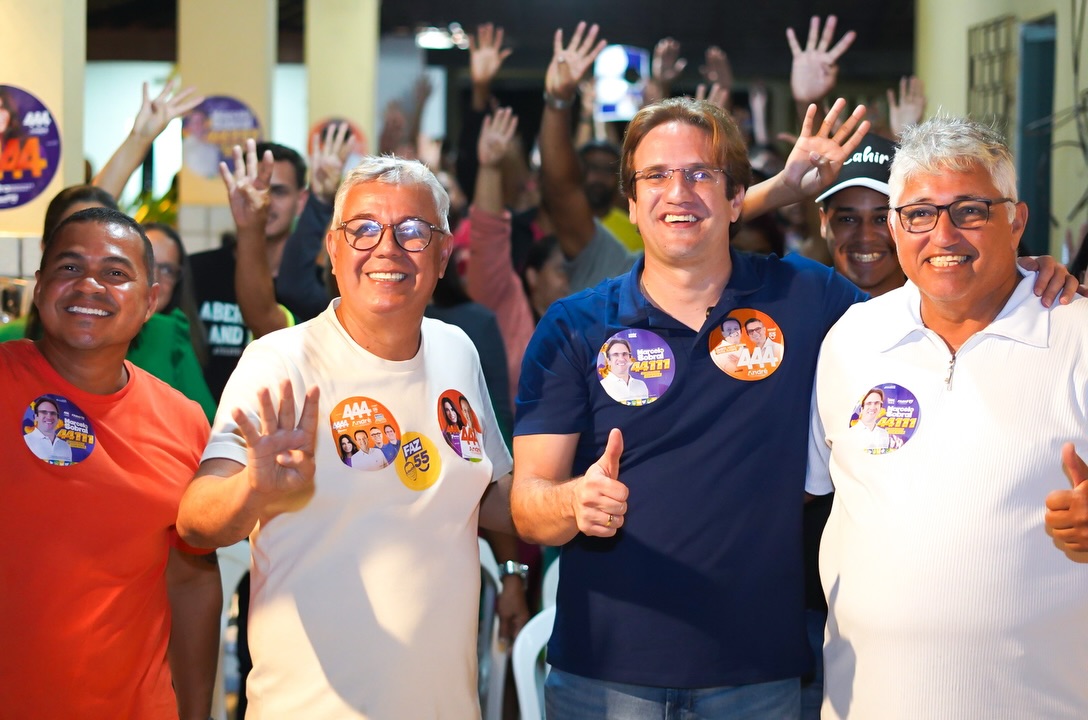 Marcelo Sobral ao centro com lideranças, participantes e moradores durante encontro na Soledade, em Aracaju