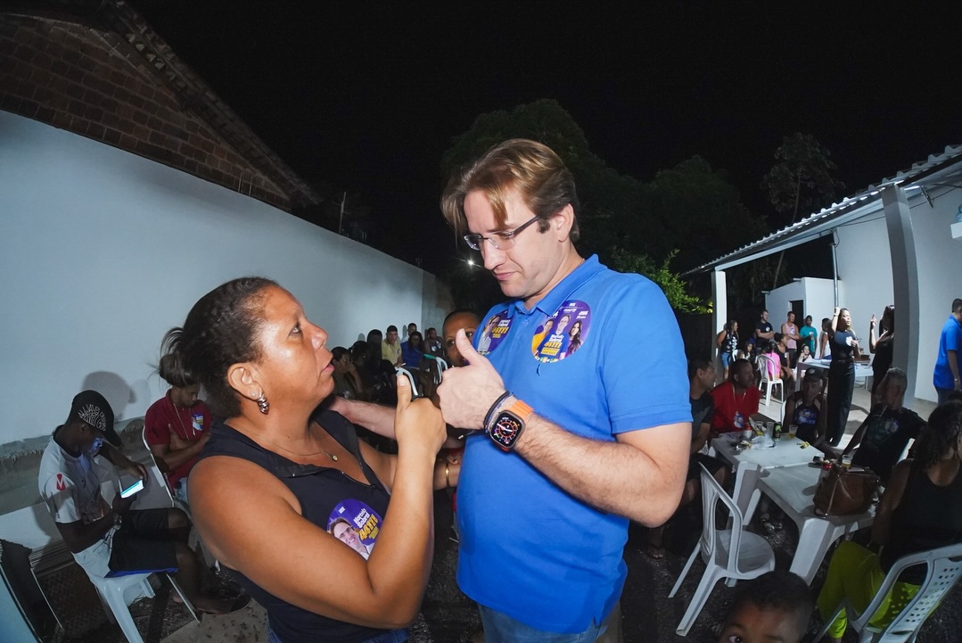 Marcelo Sobral conversando com uma moradora durante encontro no Parque Santa Rita, em São Cristóvão